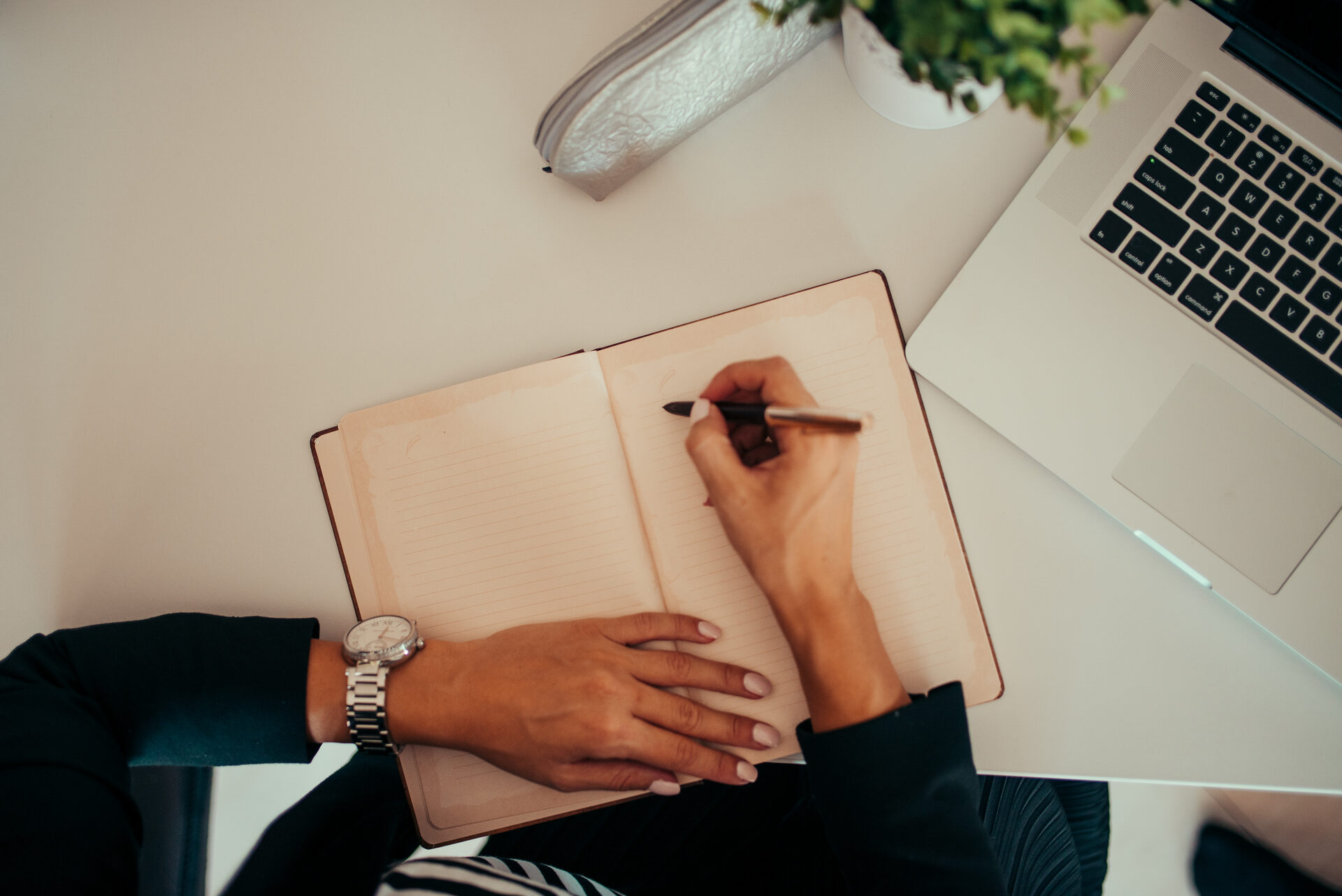 Espacio de trabajo moderno (escritura y portátil)