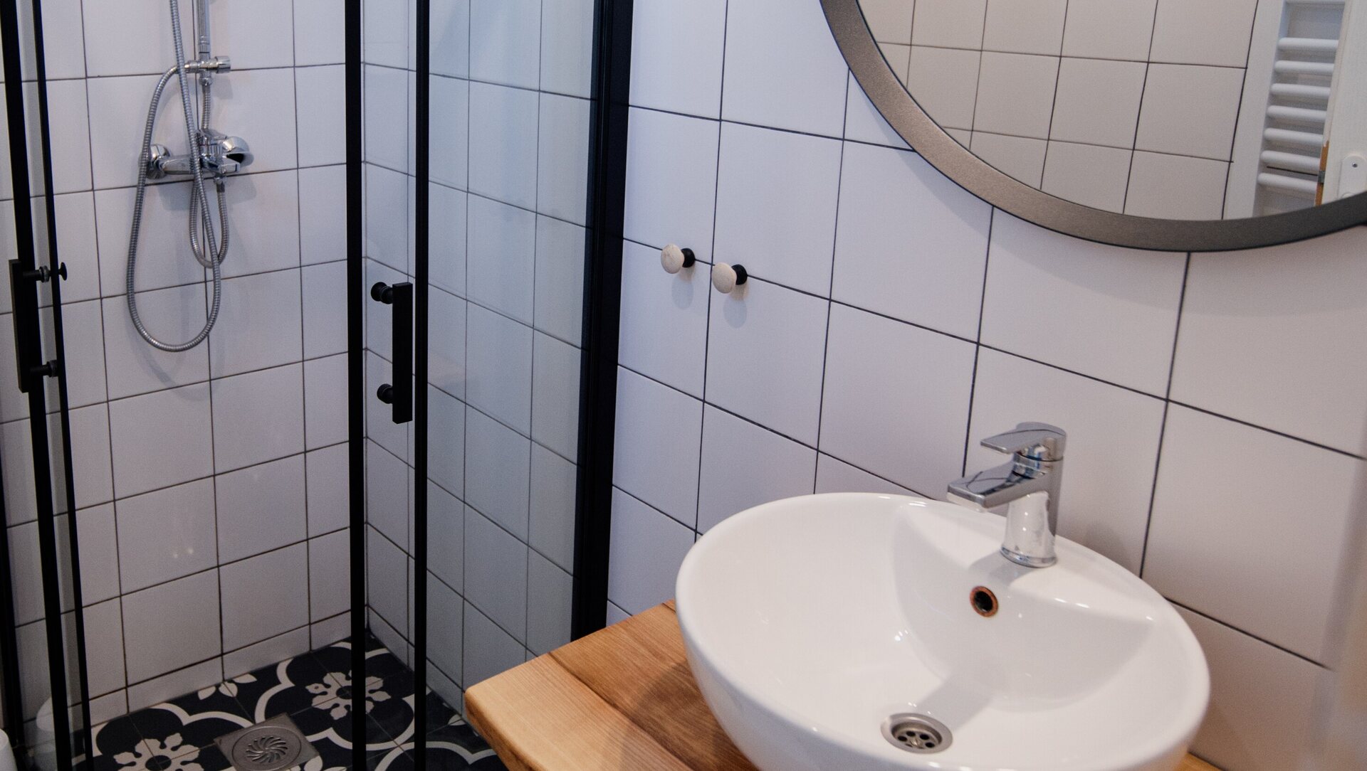 Baño moderno con ducha y espejo circular