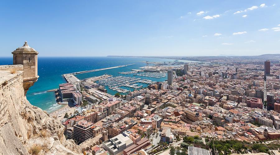 Vista panorámica del puerto y la ciudad de Alicante desde el Castillo de Santa Bárbara