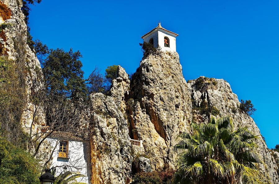 Campanario del Castell de Guadalest sobre el peñón rocoso