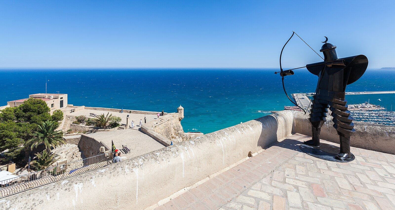 Alicante - Castillo de Santa Bárbara con la estatua del arquero y vista al Mediterráneo