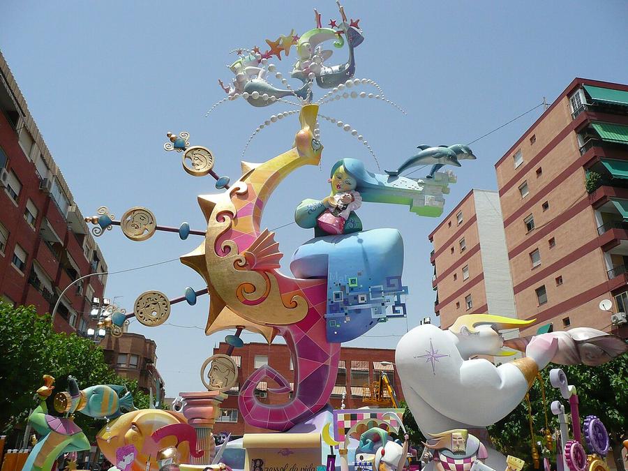 Foguera de Sant Joan en Alicante: monumento artístico con figuras de cartón