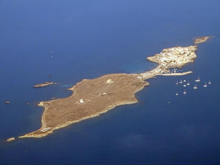 Vista aérea de la isla de Tabarca con el pueblo amurallado y barcos veleros