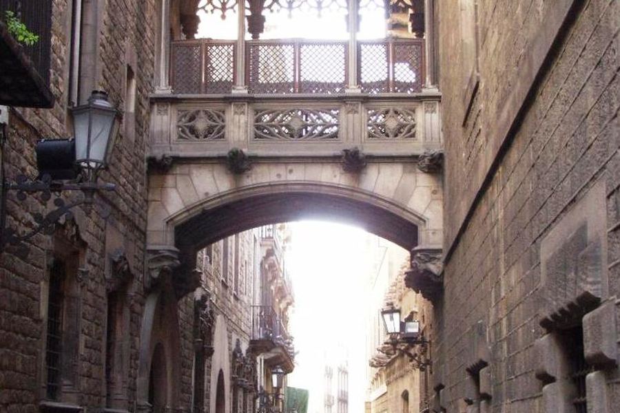 Carrer del Bisbe en el Barri Gòtic de Barcelona con su pont neogótico