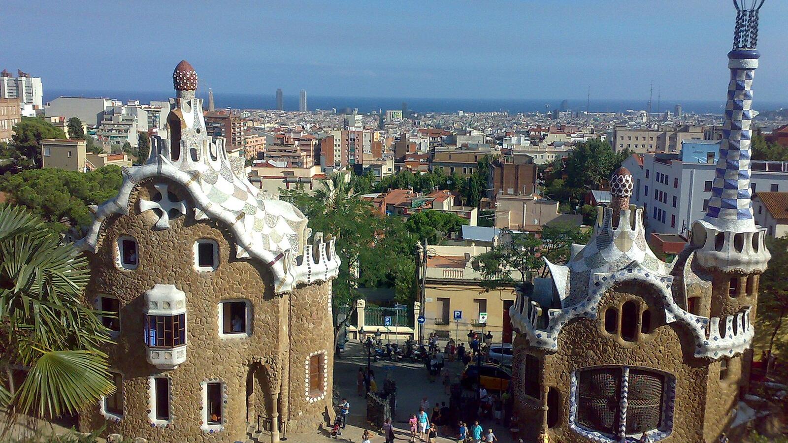 Barcelona - Pabellones de entrada del Park Güell con vista panorámica de la ciudad