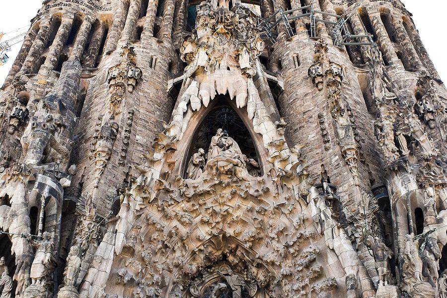 Fachada del Nacimiento de la Sagrada Familia de Gaudí en Barcelona
