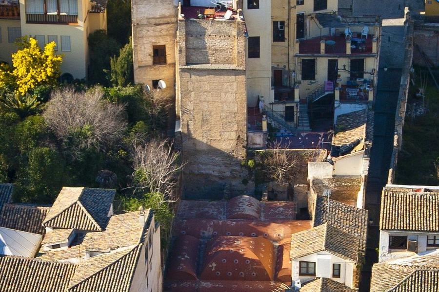 Vista aérea del Albaicín de Granada con tejados rojos