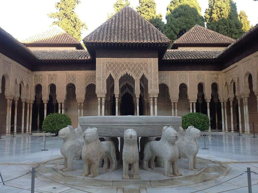 Patio de los Leones con la fuente de los doce leones de mármol en la Alhambra