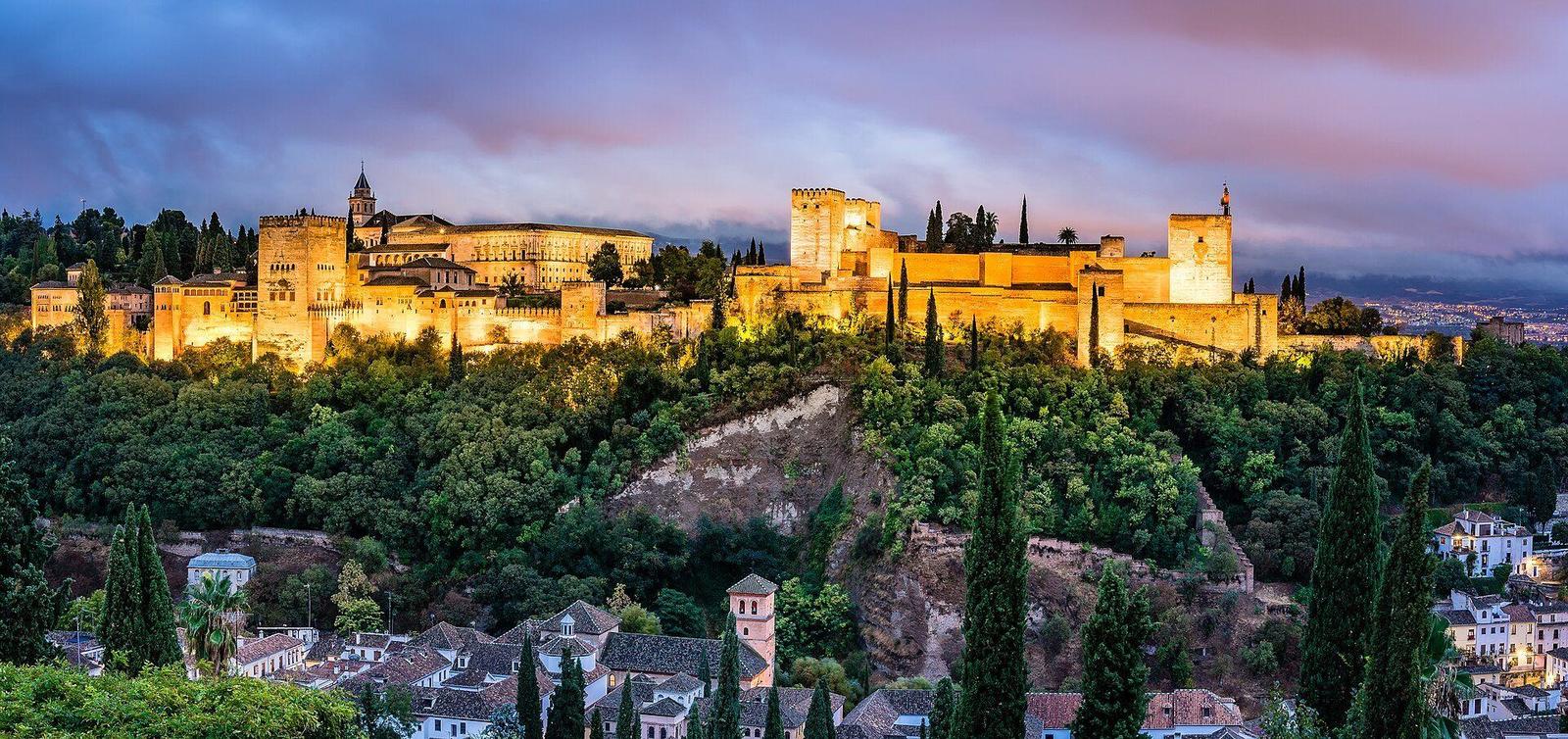 Granada - La Alhambra al atardecer sobre Sierra Nevada