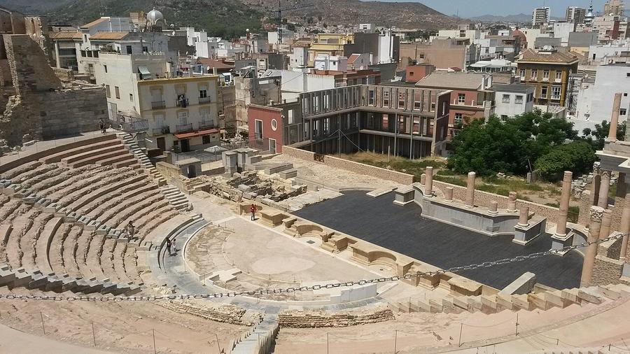 Teatro Romano de Cartagena con sus gradas semicirculares y la ciudad al fondo