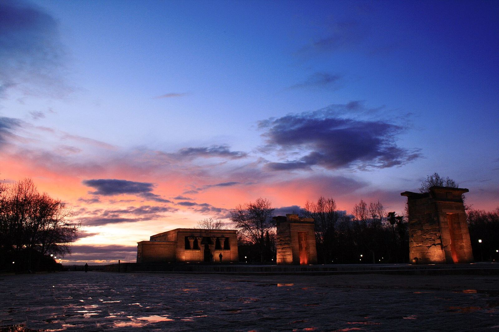 Madrid - Templo de Debod al atardecer con cielo dramático