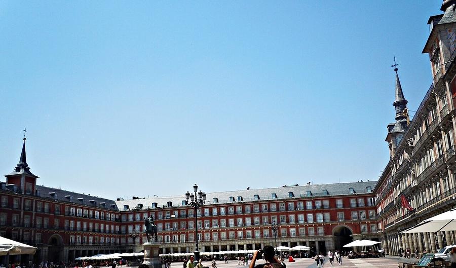 Plaza Mayor de Madrid con la estatua de Felipe III y la Casa de la Panadería