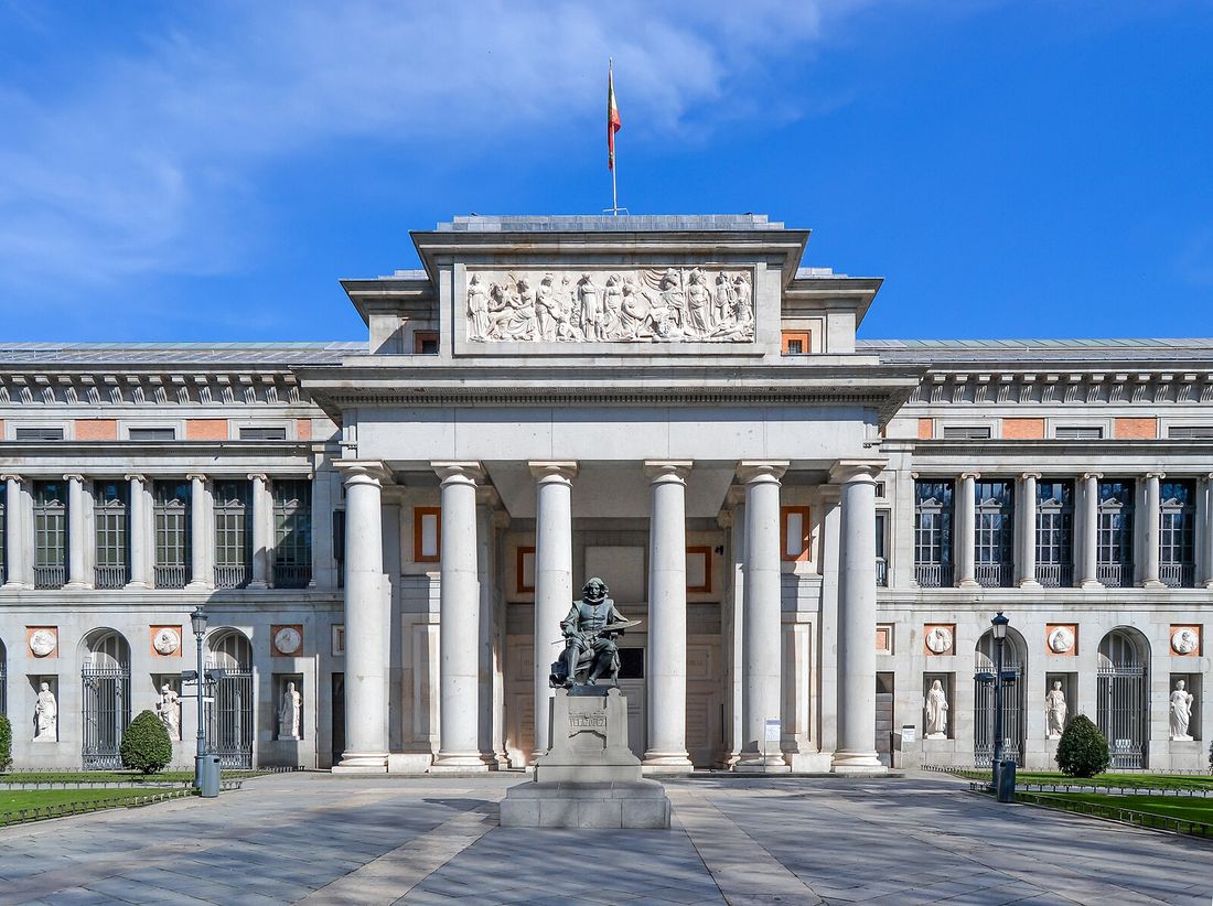 Fachada del Museo del Prado en Madrid con la estatua de Velázquez