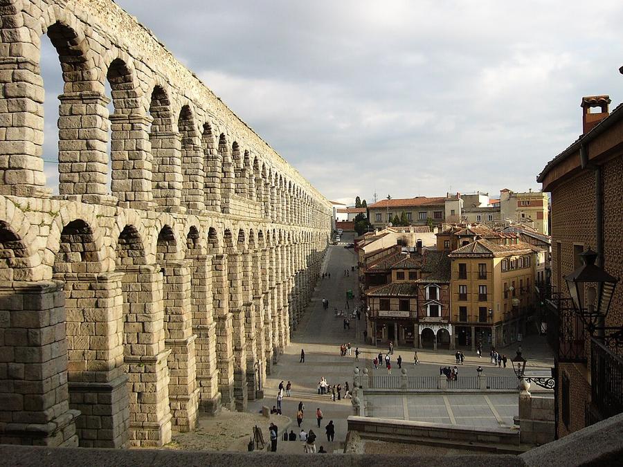 Acueducto romano de Segovia con sus dos pisos de arcos de piedra