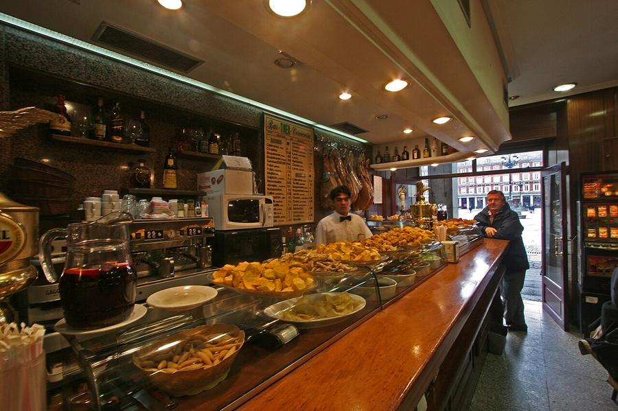 Bar tradicional de tapas en la Plaza Mayor de Madrid con barra y especialidades