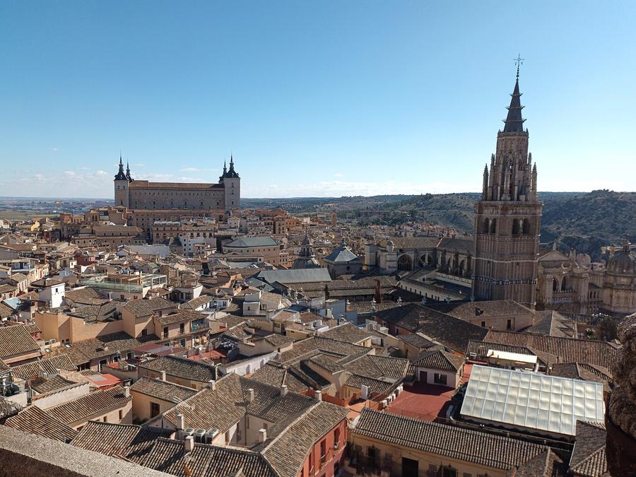 Vista panorámica de Toledo con la Catedral, el Alcázar y el casco antiguo