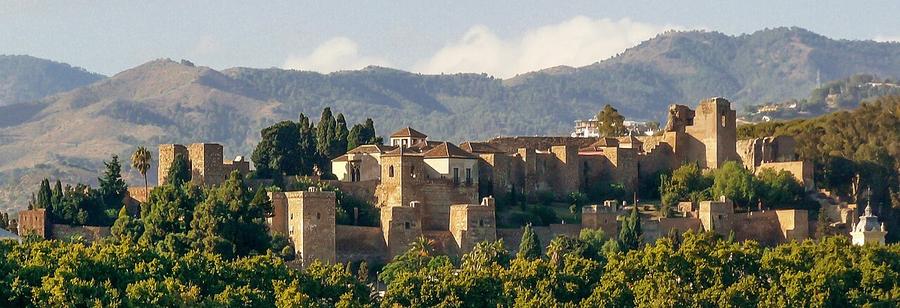 Alcazaba de Málaga vista desde el puerto, fortaleza musulmana sobre el Monte Gibralfaro