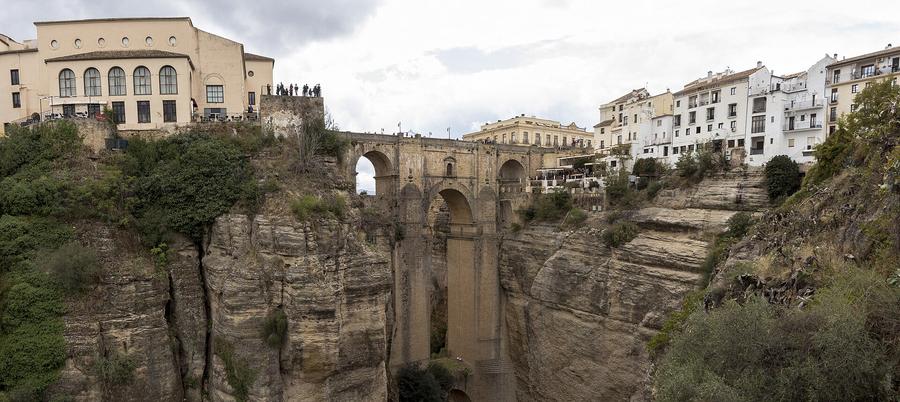 Puente Nuevo de Ronda sobre el Tajo con casas blancas a ambos lados