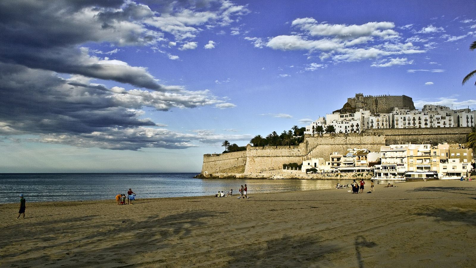 Peñíscola - Casco antiguo amurallado y Castillo del Papa Luna sobre el peñón