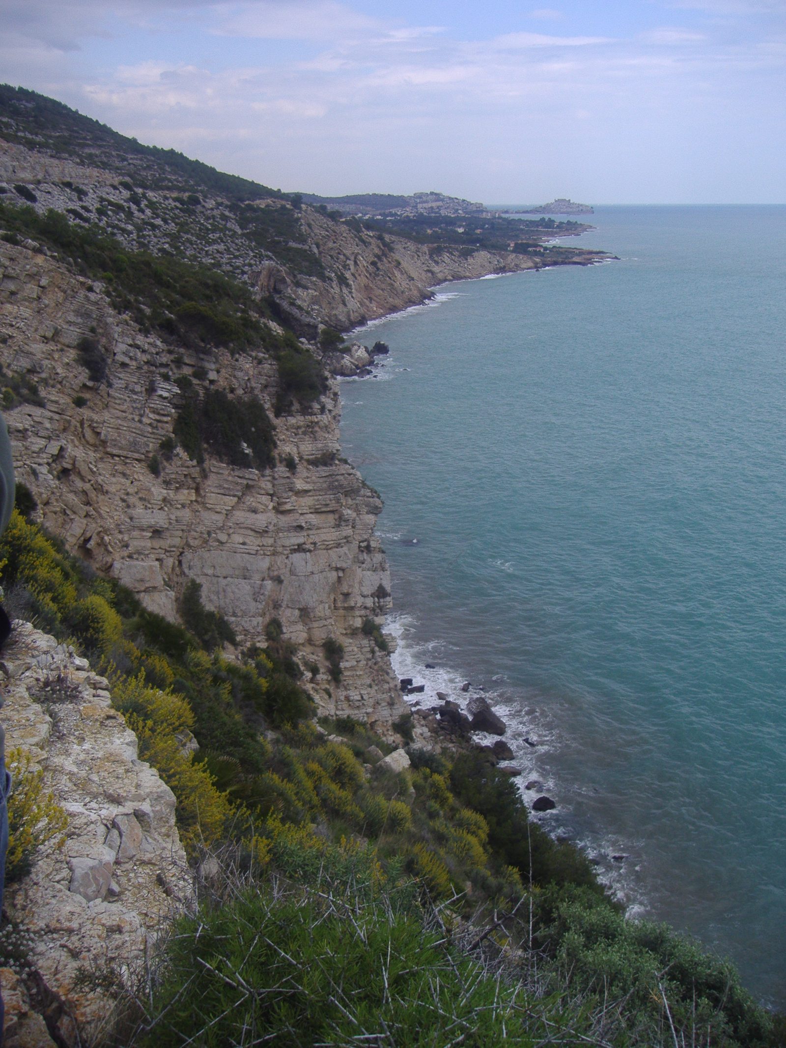 Acantilados de la Sierra de Irta con Peñíscola al fondo