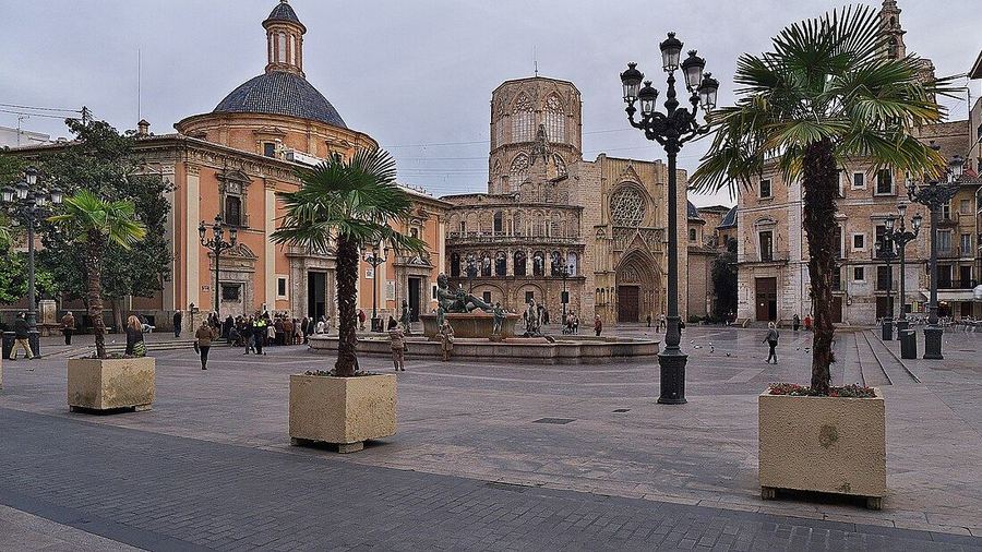 Plaza de la Virgen de Valencia con la Catedral y la Basílica
