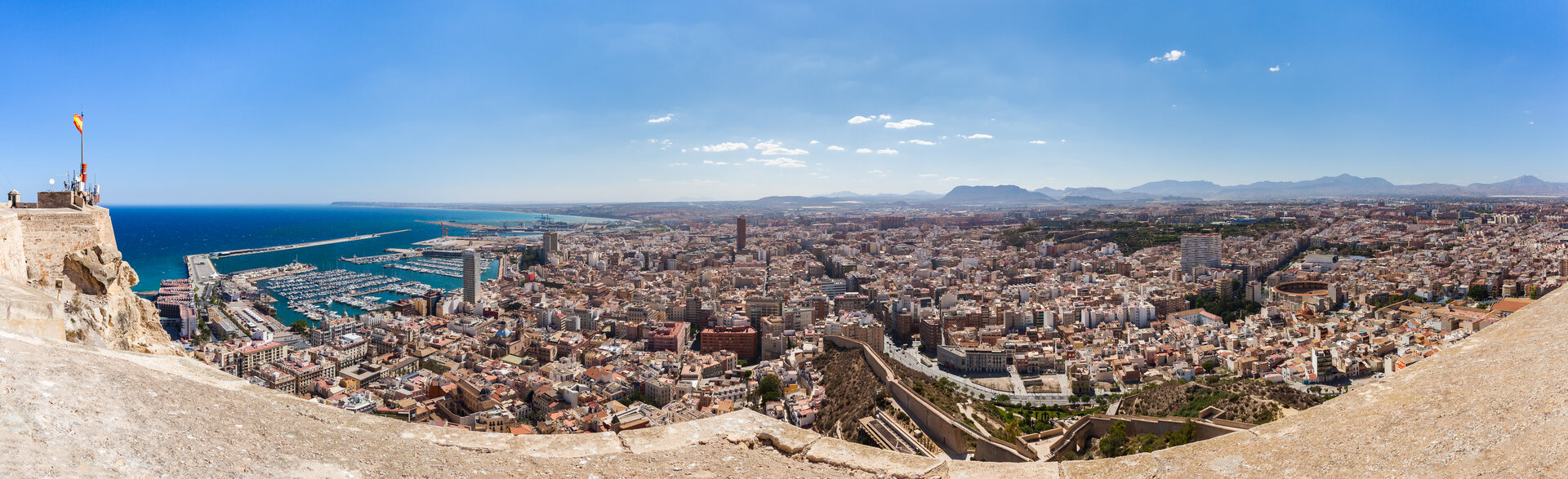 Vista panorámica de Alicante (puerto y skyline)