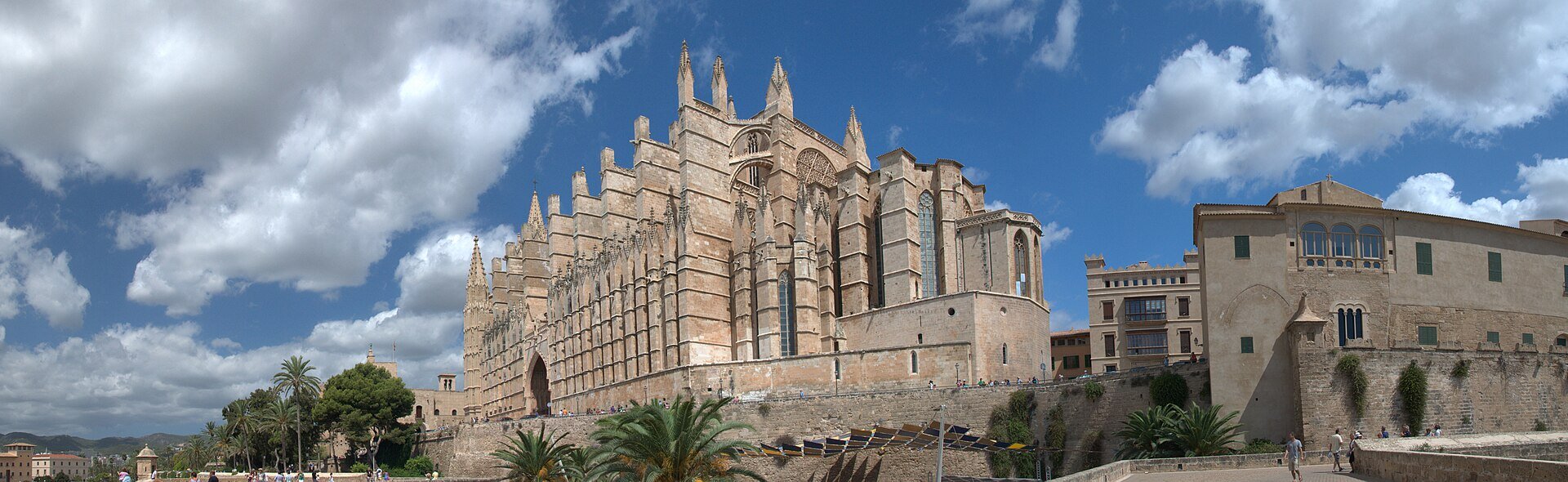 Catedral de Santa María de Palma de Mallorca y la bahía