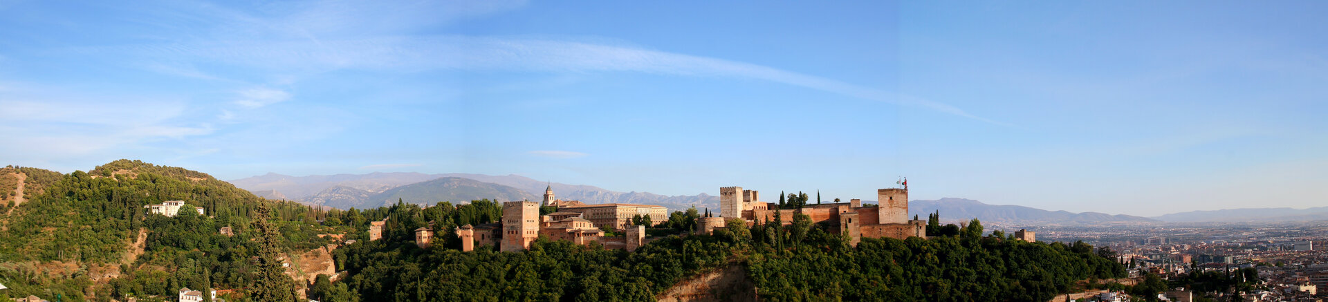 Panorámica de Granada con la Alhambra y Sierra Nevada