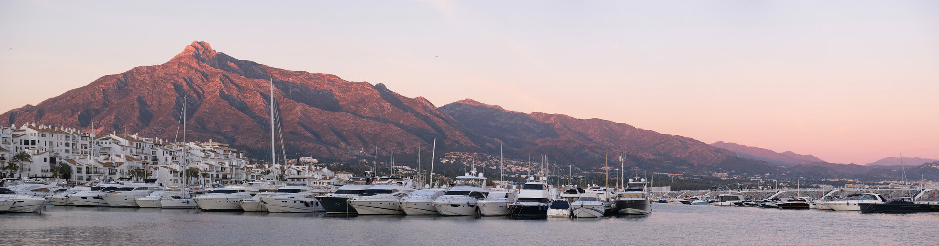 Puerto Banús con la sierra de La Concha al fondo
