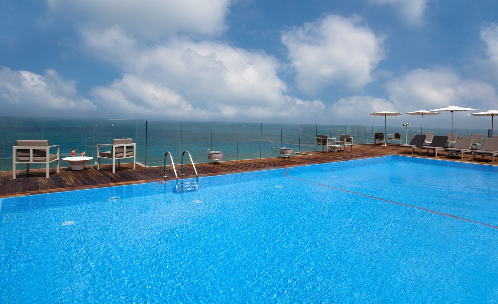 Terraza con piscina panorámica